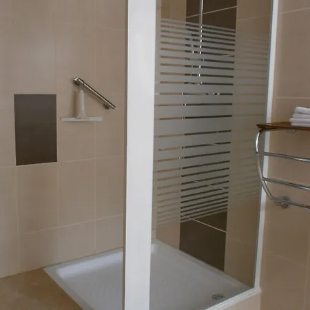 Cobut Отель Фалаен